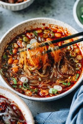  Suan La Fen: Eine säuerlich-scharfe Nudelsuppe die deine Geschmacksknospen zum Tanzen bringt!