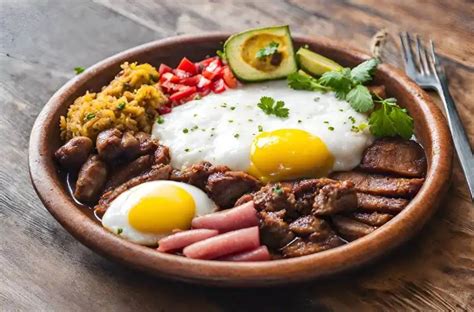  Bandeja Paisa – Eine Symphonie aus herzhaften Aromen und einer üppigen kulinarischen Landschaft!