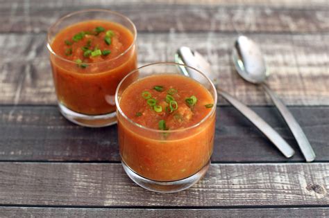  Gazpacho Andaluz: Eine erfrischende Symphonie aus Sommergemüse und zarter Säure!