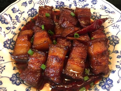  Mao's Braised Pork Belly: Ein süß-säuerliches Meisterwerk der chinesischen Küche mit einer unglaublich knusprigen Kruste!