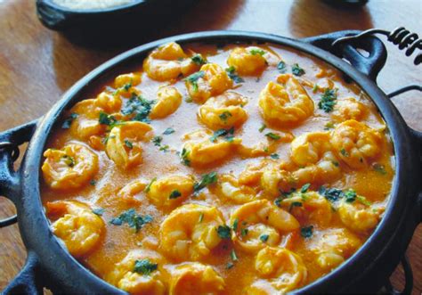  Moqueca de Camarão: Ein köstliches seafood-Gericht mit cremiger Kokosmilchsoße, das deine Geschmacksknospen zum Tanzen bringt!