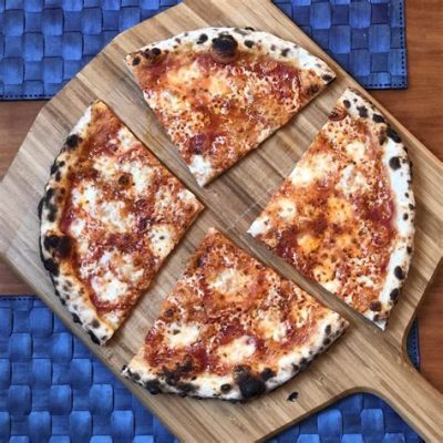  Queens-Style Pizza: Ein knuspriger Traum mit einer unvergesslich cremigen Käsedecke!