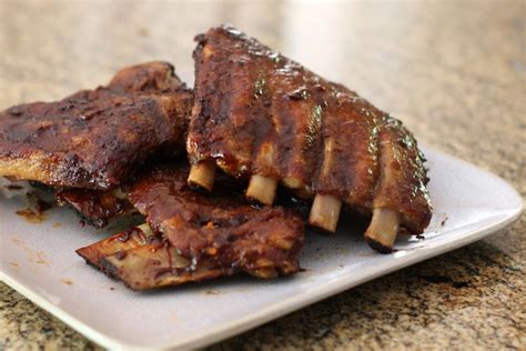  Suzhou Spareribs: Ein zartes Tanz der Würze und die knusprige Umarmung des Ofens!